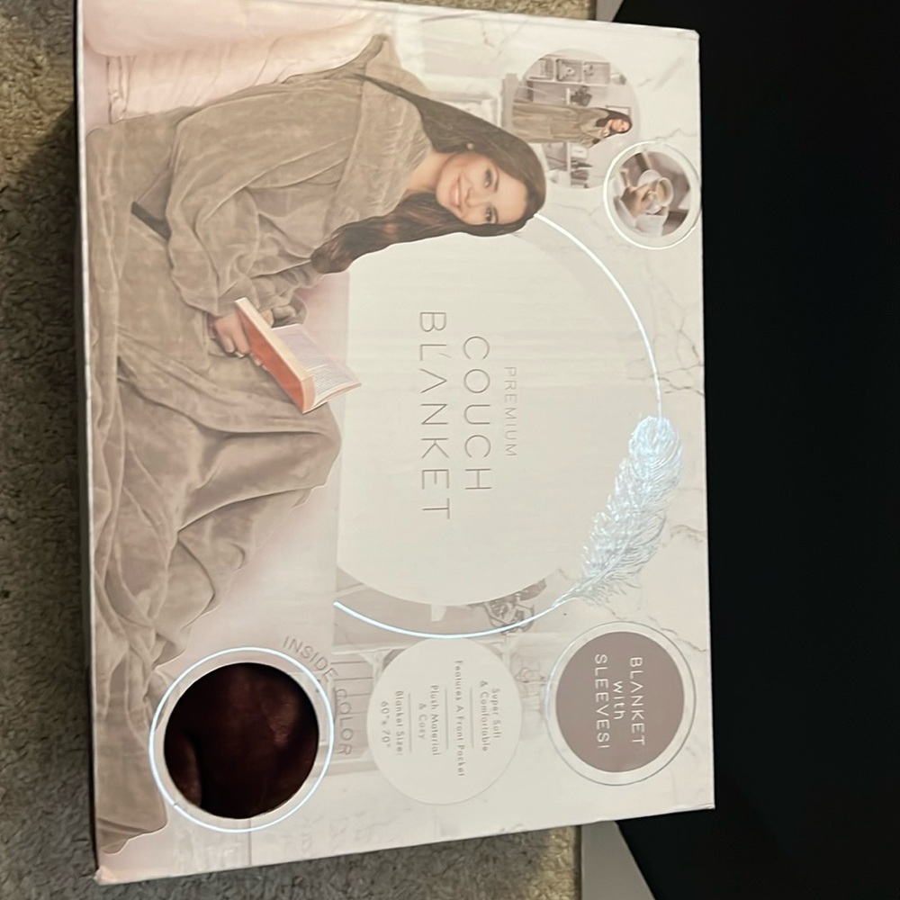 NWT, Warm couch Blanket, pretty dark purple